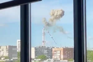 Abbattuta in un raid russo la torre della tv di Stato a Kharkiv: Usa approva aiuti da 60 miliardi in Ucraina. Video