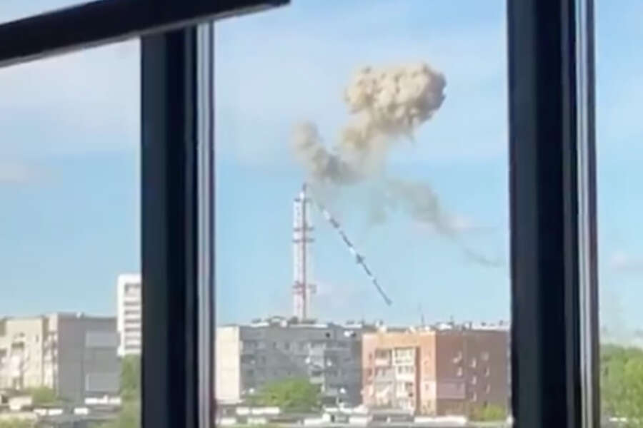 Abbattuta in un raid russo la torre della tv di Stato a Kharkiv: Usa approva aiuti da 60 miliardi in Ucraina. Video