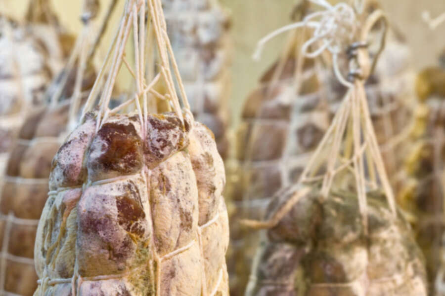 Soppressata calabrese farcita di eroina e contanti: in manette due uomini albanesi a Milano