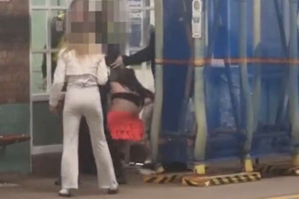 ‘Rubano e distruggono i supermarket’ il paese ostaggio dei bambini ‘bloccato un treno diretto all’aeroporto, erano sdraiati sui binari’. Urgono provvedimenti