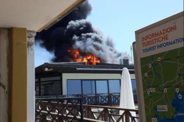 Incendio a Lignano Sabbiadoro, le fiamme divorano il ristorante Newport dell’hotel Marina Uno: la struttura chiusa da anni. Si indaga sulle cause del rogo