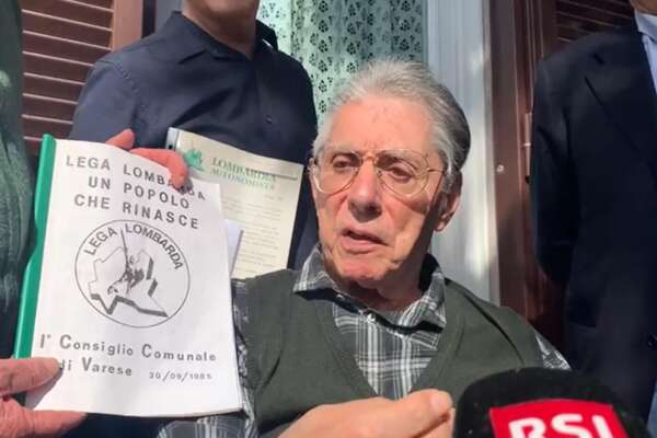 Bossi archivia Salvini e lancia Giorgetti: “Alla Lega serve un nuovo segretario, Giancarlo è bravo”