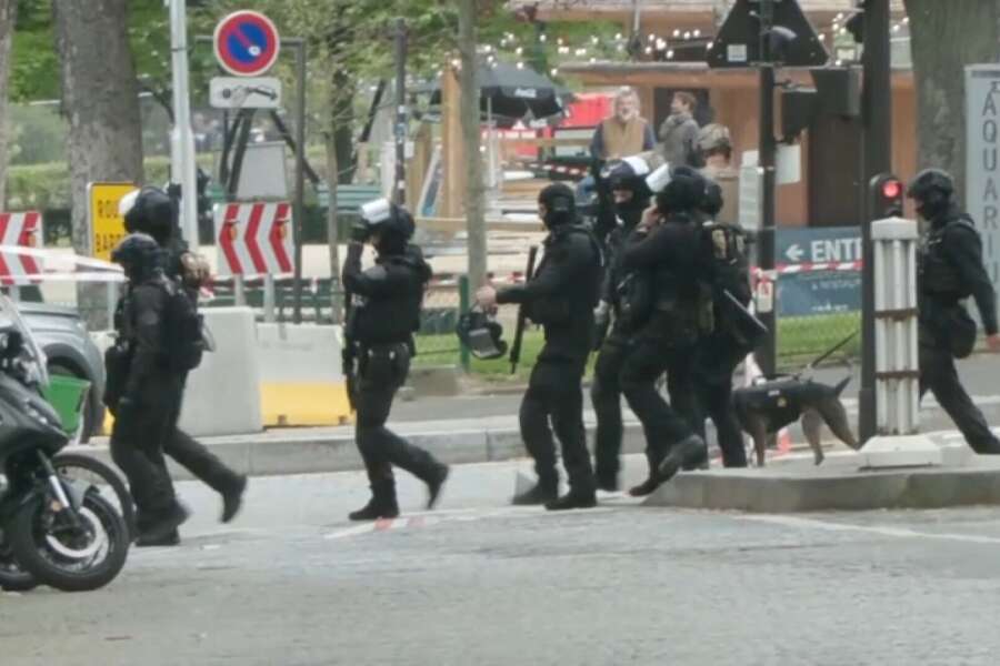 Parigi, uomo con cintura esplosiva nel consolato dell’Iran: “Voglio vendicare morte mio fratello”