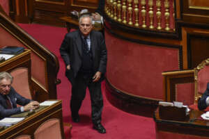 Lotito fuori controllo al Senato, urla contro Bongiorno sulla riforma tributaria: sfiorata l’aggressione fisica Lotito fuori controllo al Senato, urla contro Bongiorno sulla riforma tributaria: sfiorata l’aggressione fisica