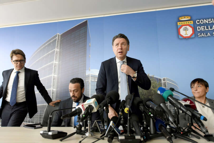 CRISTIAN CASILI  VICEPRESIDENTE  DEL CONSIGLIO REGIONALE    DELLA PUGLIA    LEONARDO  DONNO  COORDINATORE  REGIONALE  M5S    GIUSEPPE  CONTE  PRESIDENTE  M5S   ROSA BARONE  ASSESSORE   WELFARE REGIONE PUGLIA