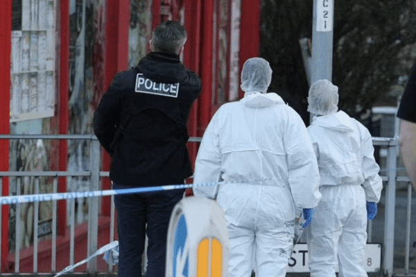 Madre 27enne muore accoltellata al collo sul marciapiede: accanto il bambino di cinque mesi. Faceva shopping con un’amica