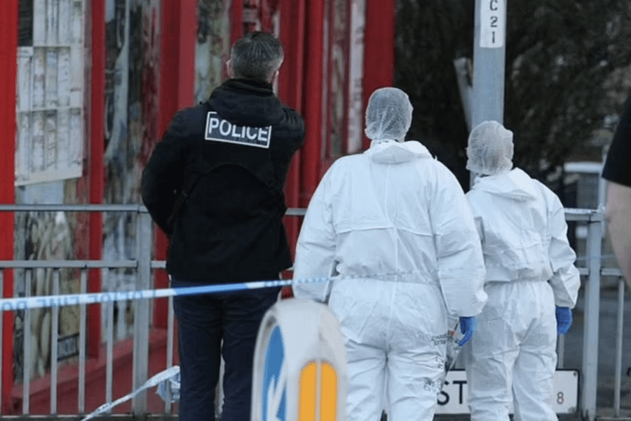 Madre 27enne muore accoltellata al collo sul marciapiede: accanto il bambino di cinque mesi. Faceva shopping con un’amica