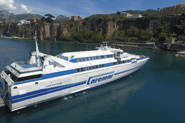 Nave isola di Procida, Napoli