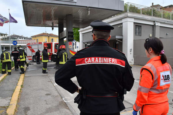 Follia a Ravenna, uomo cosparge di benzina e appicca il fuoco a un distributore ‘le fiamme divampano in pochi secondi’. Video