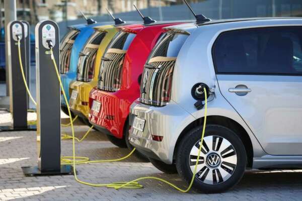 Auto elettriche, perché nessuno le compra più: prezzi alti, autonomia, le ragioni del crollo