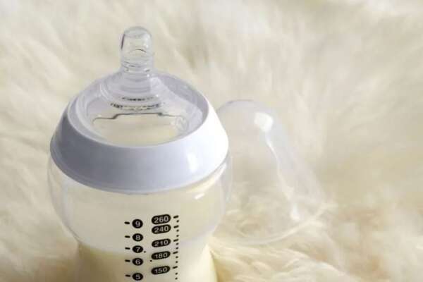 Vino nel biberon, neonato di 4 mesi intubato in ospedale: accertamenti sulla madre Vino nel biberon, neonato di 4 mesi intubato in ospedale: accertamenti sulla madre