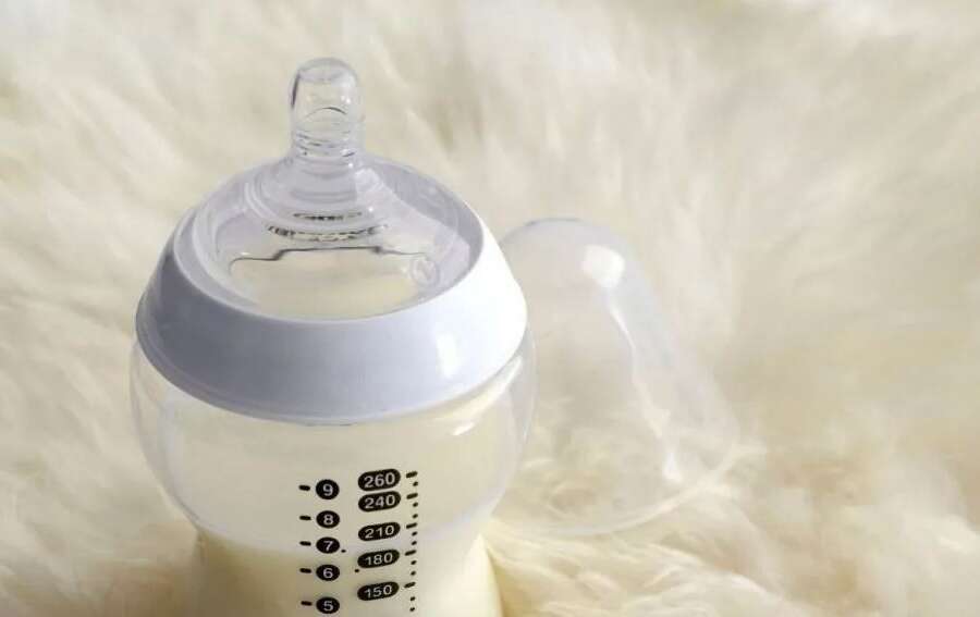 Vino nel biberon, neonato di 4 mesi intubato in ospedale: accertamenti sulla madre