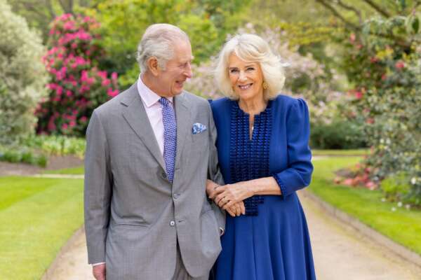 Come sta re Carlo, Buckingham Palace smentisce condizioni gravi e pubblica foto: “Martedì visita in ospedale”