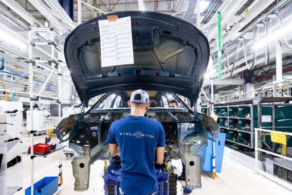 Crisi Stellantis, l’operaia e le pizze in casa per risparmiare: “Oltre 10 anni in cig, auto vecchia, altro che Maserati scontata”