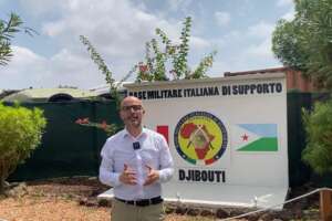 Viaggio nella base militare italiana di Gibuti, crocevia tra Medio Oriente e Corno d’Africa: “Così assistiamo la Caio Duilio”