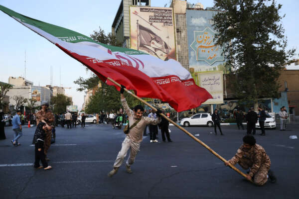 Demonstrators wave a huge Iranian flag in their anti-Israeli gathering in front of an anti-Israeli banner on the wall of a building at the Felestin (Palestine) Sq. in Tehran, Iran, Monday, April 15, 2024. World leaders are urging Israel not to retaliate after Iran launched an attack involving hundreds of drones, ballistic missiles and cruise missiles. The sign on the banner reads in Hebrew: “Your next mistake will be the end of your fake country.” And the sign in Farsi reads: “The next slap will be harder.” (AP Photo/Vahid Salemi)
Associated Press / LaPresse
Only italy and spain Demonstrators wave a huge Iranian flag in their anti-Israeli gathering in front of an anti-Israeli banner on the wall of a building at the Felestin (Palestine) Sq. in Tehran, Iran, Monday, April 15, 2024. World leaders are urging Israel not to retaliate after Iran launched an attack involving hundreds of drones, ballistic missiles and cruise missiles. The sign on the banner reads in Hebrew: “Your next mistake will be the end of your fake country.” And the sign in Farsi reads: “The next slap will be harder.” (AP Photo/Vahid Salemi)
Associated Press / LaPresse
Only italy and spain