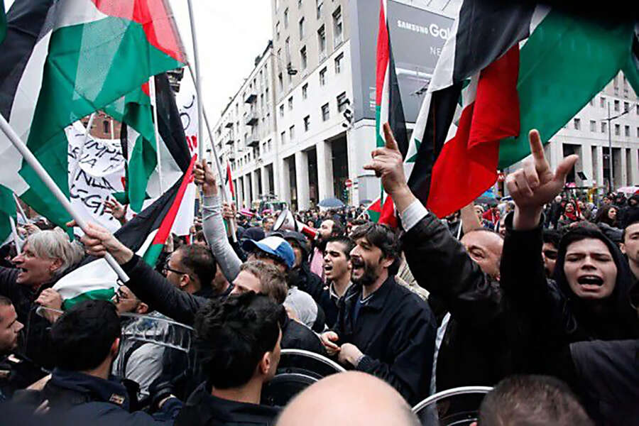 Anpifascismo, il 25 aprile è tutti contro tutti: dai complottisti del 7 ottobre alla soluzione finale per Israele