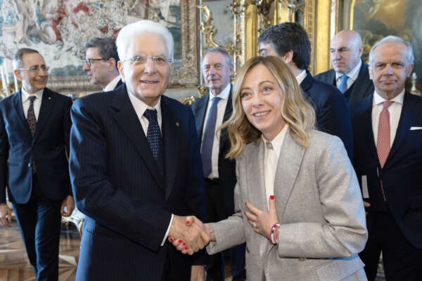 Foto Ufficio Stampa Quirinale/LaPresse 20 marzo 2024 Roma (Italia) Politica Il Presidente Sergio Mattarella con il Presidente del Consiglio dei Ministri Giorgia Meloni, in occasione dell’incontro con i Ministri ed altri membri del Governo, in vista del Consiglio Europeo(foto di Francesco Ammendola – Ufficio per la Stampa e la Comunicazione della Presidenza della Repubblica)DISTRIBUTION FREE OF CHARGE – NOT FOR SALE