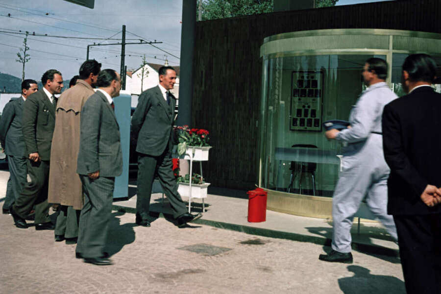 ©lapresse
archivio storico
varie
anni ’50
Enrico Mattei
nella foto: l’industriale Enrico Mattei in visita ad una stazione di servizio Agip
BUSTA 10337