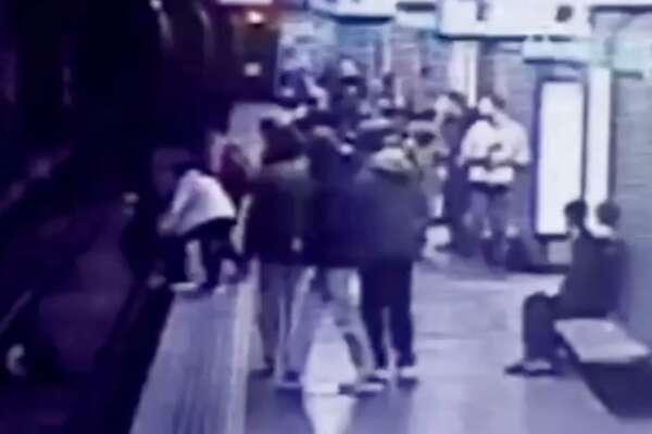 Paura in metro a Milano, ragazza spinta sui binari: uomo arrestato per tentato omicidio