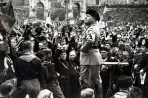©Archivio Storico Lapresse
26-01-2005 Roma, Italia
Interni
Nella foto d’archivio: BENITO MUSSOLINI parla alla folla di 10000 volontari radunati sull’Ara di Cesare ai Fori Imperiali.
Busta 3008/1