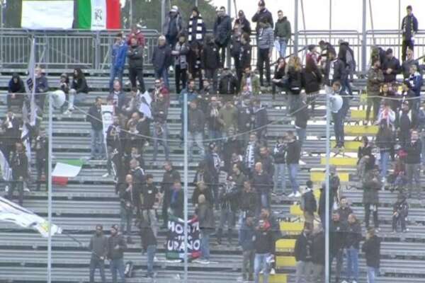 Malore sugli spalti, interrotta Spezia-Ascoli dopo l’allarme di steward e tifosi