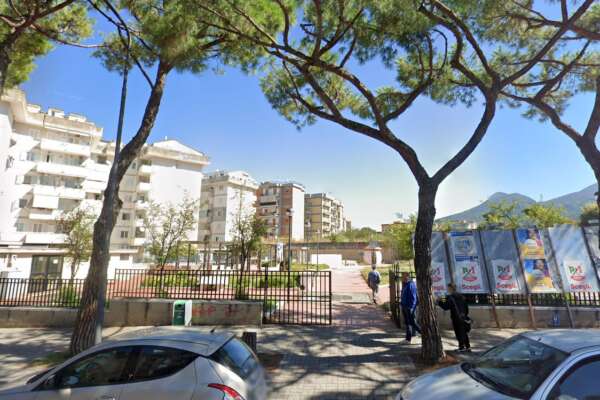 Ragazzino di 13 anni massacrato di botte da paranza di coetanei: domenica di sangue nella villa comunale