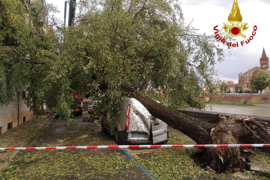 Maltempo Veneto, disperso un 66enne. Zaia firma lo stato d’emergenza: “Un autentico disastro”
