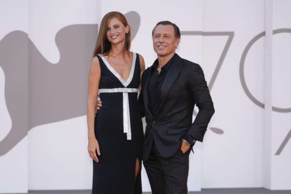 Chi è Bianca Vitali, moglie di Stefano Accorsi più giovane di 20 anni: “Il suo sguardo lo vedrò per sempre”