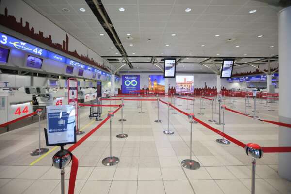 “C’è una pistola in una valigia”, ma è un errore: voli dirottati e passeggeri fermi per due ore all’aeroporto di Bologna