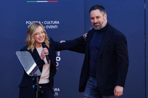 Da Orban a Vox, la retromarcia della premier Meloni per inseguire un po’ di voti della Lega Da Orban a Vox, la retromarcia della premier Meloni per inseguire un po’ di voti della Lega