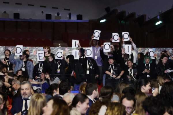 Scontro Roccella-studenti, perché hanno tutti torto: urla e like annientano i contenuti