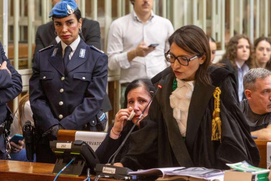 Alessia Pifferi condannata all’ergastolo, “lucida e bugiarda” mentre figlia Diana moriva. La madre chiede risarcimento: “Deve pagare”