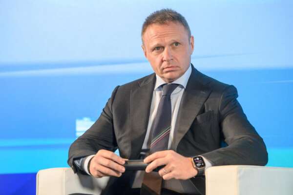 La guerra è finita, tutti a tavola: l’eroe è Francesco Lollobrigida La guerra è finita, tutti a tavola: l’eroe è Francesco Lollobrigida