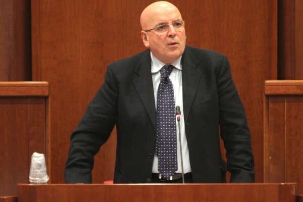 “Stop al governatore in arresto”. Non è Toti ma Oliverio: era innocente, il suo caso in un libro-denuncia