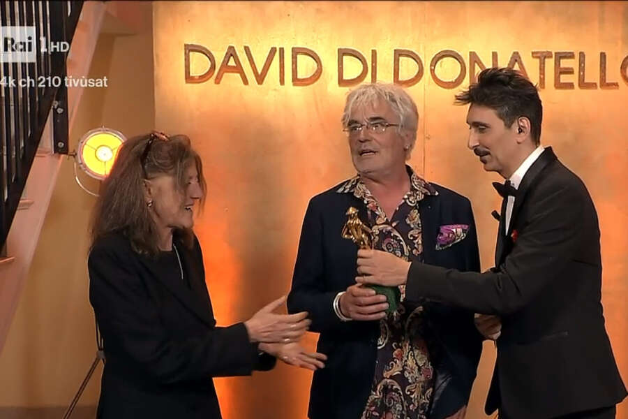 Sergio Ballo riceve il David di Donatello e sbotta: “Che tirchieria, ci avete messo sulle scale. Europa antisemita”