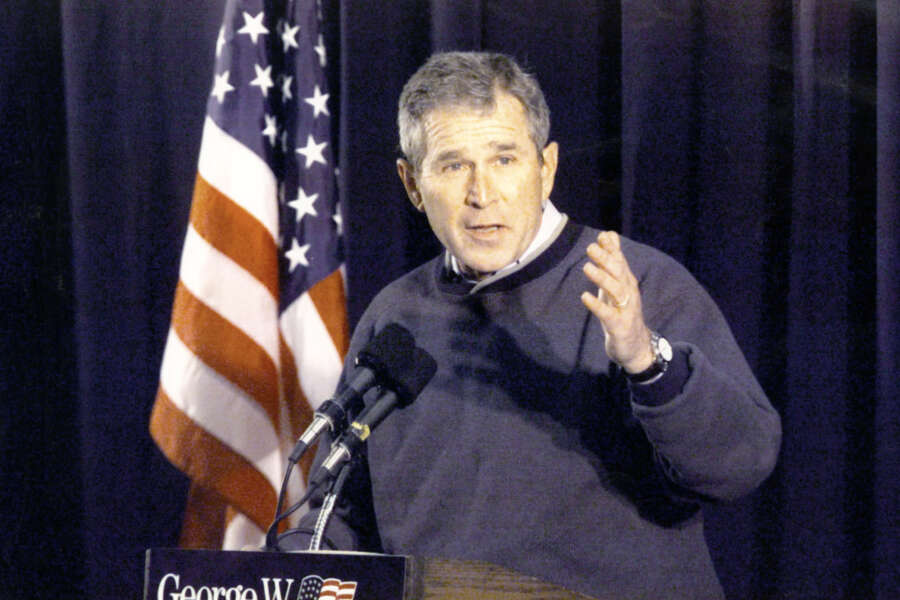 Foto LaPresse Torino/Peter Carvelli
Storico
19/01/2000 New Hampshire
George Walker Bush
George Walker Bush (New Haven, 6 luglio 1946) è un politico statunitense.
nella foto: il Governatore del Texas George Walker Bush parla alla Merrimack High School durante la sua campagna elettorale per le Primarie alla Presidenza degli Stati Uniti.

Photo LaPresse Turin/Peter Carvelli
Hystory
19/01/2000 New Hampshire
George Walker Bush
in the photo: George Walker Bush