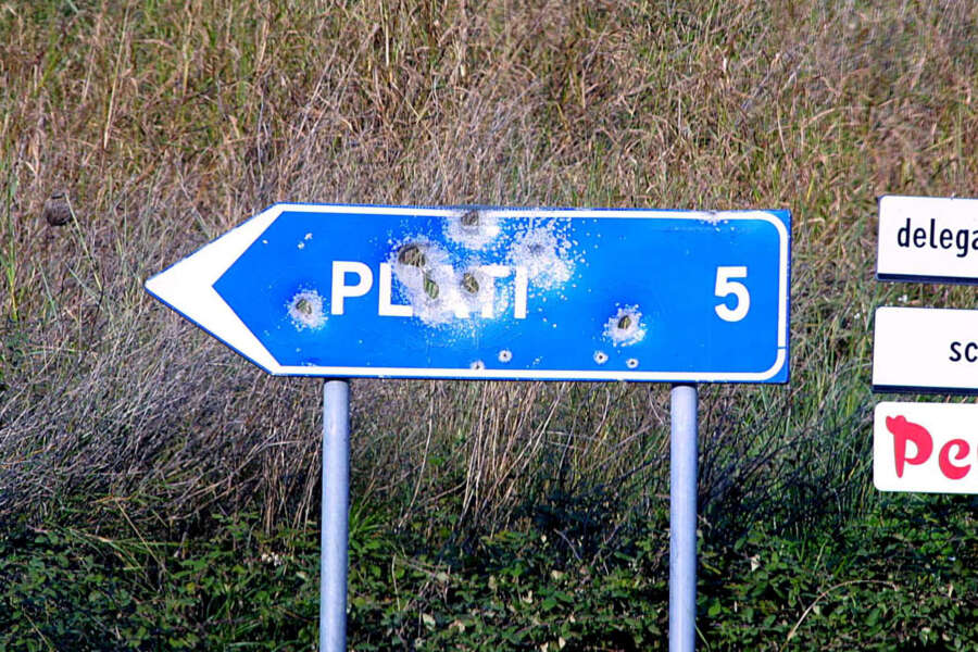 ©D’ATENA/LAPRESSE
14-11-2003
PLATI’ -ITALIA-
INTERNI CRONACA
LOTTA ALLA N’DRANGHETA, OLTRE CENTO ARRESTI
NELLA FOTO: UN CARTELLO STRADALE FORATO DAI COLPI DI UN’ARMA DA FUOCO