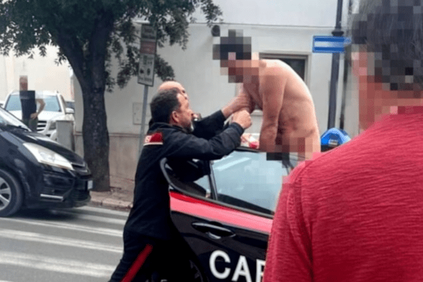 Anziana uccisa in casa, fermato un uomo nudo e sporco di sangue: panico in strada a San Giovanni Rotondo