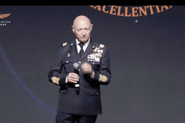 Il generale Luca Goretti esalta il ‘pacco’: “L’intelligenza artificiale non fotterà mai un napoletano”