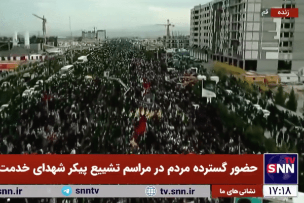 Funerali Raisi, video propaganda con migliaia di persone: “Convinte per un pezzo di pane, iraniani festeggiano morte boia”