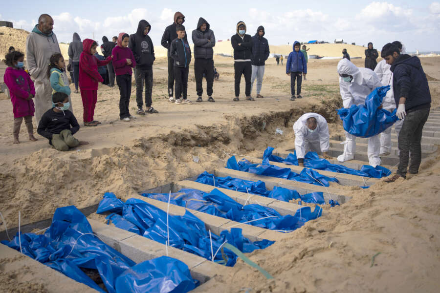 Sepoltura di massa dei palestinesi morti durante i bombardamenti israeliani