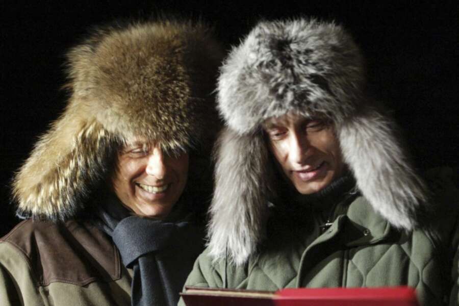 Berlusconi e quel giorno a caccia con Putin: “Squartò un capriolo e ne estrasse il cuore. Io? Vomitai dietro un albero”