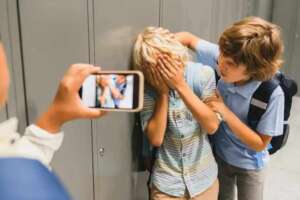 Il bullismo dei più buoni, come i ragazzi creano il ‘mostro’ e tendono a escludere e punire con estrema facilità