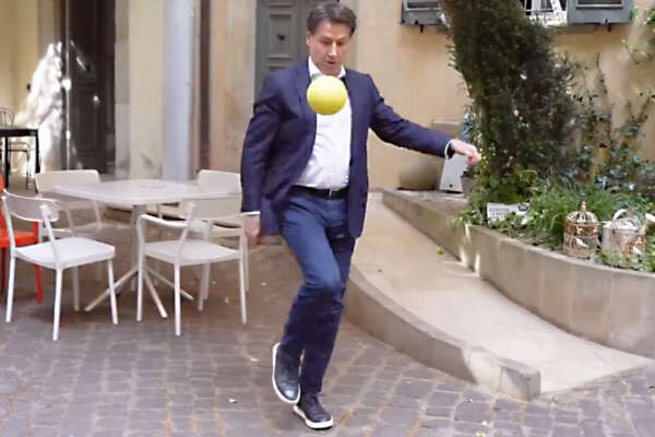 La corsa alle elezioni, Conte imita Renzi e palleggia, Cateno De Luca in fattoria spolvera il leghismo La corsa alle elezioni, Conte imita Renzi e palleggia, Cateno De Luca in fattoria spolvera il leghismo