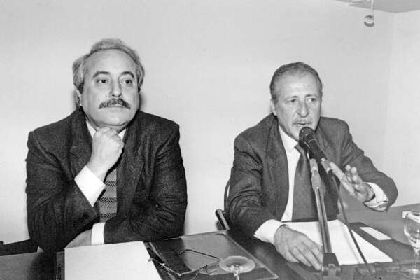 Strage di Capaci, il ricordo malato della morte di Falcone: quando il parlamento cedette le armi all’alba di Mani Pulite Strage di Capaci, il ricordo malato della morte di Falcone: quando il parlamento cedette le armi all’alba di Mani Pulite