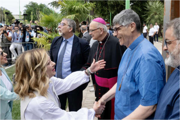 Caivano show, don Patriciello presenta il ‘miracolo’ Giorgia: nel Parco Verde la vendetta di “Pippo Baudo” e della premier “stronza” Caivano show, don Patriciello presenta il ‘miracolo’ Giorgia: nel Parco Verde la vendetta di “Pippo Baudo” e della premier “stronza”