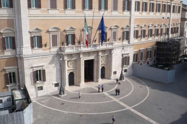 Elezioni, vince chi vota. Quando pochi decidono per tutti mentre nasce lo schema a due querce