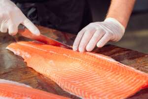 Norvegia, 63 milioni di salmoni morti in un anno. Il ciclo di crescita intensivo è quattro volte più veloce. E finiscono nelle nostre tavole