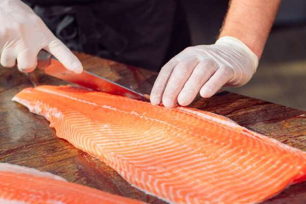 Sospetta infezione da Anisakis in un ristorante di Napoli: “Se avete questi sintomi andate da un medico”